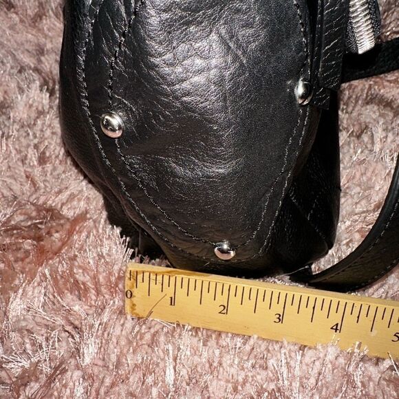 B Makowsky black heavy pebble leather zip fold over crossbody bag EUC - Picture 6 of 12